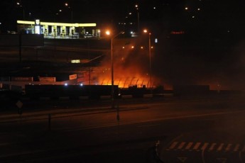 Масштабна пожежа у Києві: вогонь знищив декілька магазинів та манікюрний салон ВІДЕО