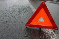 Лучанка на «Фольксвагені» протаранила припарковану автівку та врізалась в електроопору