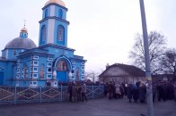 На Рівненщині біля храму УПЦ МП побилися 350 віруючих
