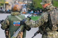 «ДНРівці» перекрили центр Донецька танками і зв'язаними людьми в камуфляжі