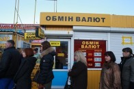Долар продовжив стрімке падіння на міжбанку
