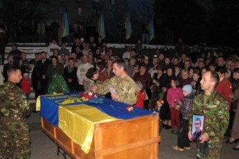 Загиблого Героя-«кіборга» волиняни зустріли запаленими лампадками та вигуками «Слава Героям!» ФОТО