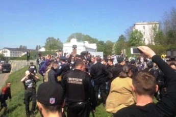 У Києві на мітингу КПУ біля музею ВВВ сталася бійка