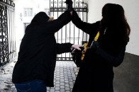 У Луцьку захмелілі молодики посеред ночі пограбували дівчину