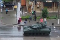 Російські танки пройшли по Луганську ВІДЕО