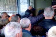 Назад в СРСР, або як в окупованому Луганську люди «борються» за пенсії ВІДЕО