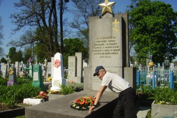 Квіти до братських могил у Володимирі поклали лише працівники комунальної ритуальної служби
