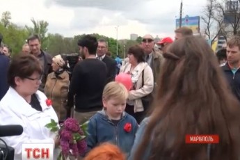 У Маріуполі на очах у міліції мало не побили дітей із маками на грудях ВІДЕО