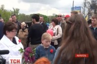 У Маріуполі на очах у міліції мало не побили дітей із маками на грудях ВІДЕО