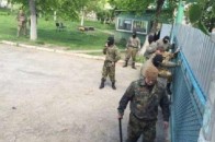 На Рівненщині активісти штурмують БТРом приватний завод, є постраждалі