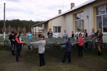Волинські школярі сплели маскувальні сітки для бійців АТО ФОТО