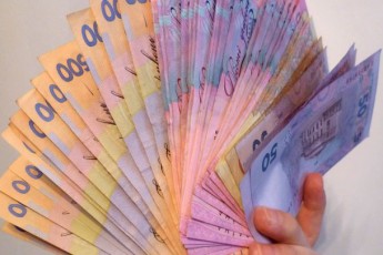 Українцям пообіцяли збільшити мінімальні зарплати у 2015 році