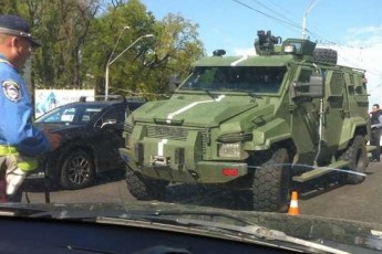 У центрі Києва водій броневика влаштував масштабне ДТП ФОТО