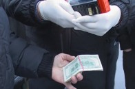 В Устилузі «маски-шоу»: інспектора митного поста затримали на робочому місці з хабарем