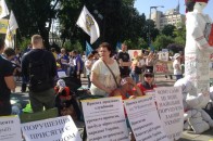 Під Радою вимагають повернути долар по п'ять гривень ФОТО