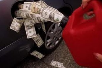 Скільки сьогодні викладають українські водії за пальне на АЗС
