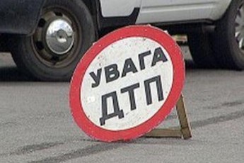 Автівка у Луцьку не вписалася в поворот та ледь врізалась у зупинку з людьми