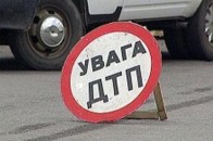 Автівка у Луцьку не вписалася в поворот та ледь врізалась у зупинку з людьми