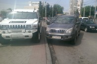 У Луцьку заїжджі «мажори» нахабно паркуються абиде ФОТО