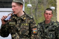 У мережі будуть публікувати прізвища командирів, які пиячать на передовій ФОТО