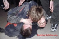 Лучанин на вулиці посеред дня побив та покусав знайомого