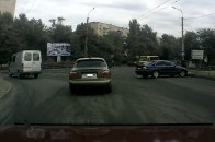 Аварія у Луцьку: елітна автівка влетіла в огорожу на тротуарі ФОТО