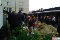 Лучани самотужки розбирають незаконну прибудову до багатоповерхівки ОНОВЛЮЄТЬСЯ