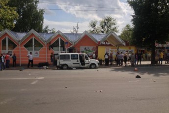 ДТП у Луцьку: «Фіат» зніс світлофор на зупинці ФОТО