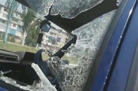 Дорожній скандал в Артемівську: начальник ДАІ вибив скло в автівці жінки, щоб перевірити документи ВІДЕО