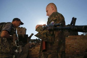 Терористи намагаються оточити українських військових у Мар’їнці