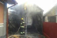 У Нововолинську під час пожежі в гаражі згорів автомобіль ФОТО