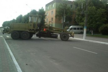 У Нововолинську замість даівців дорогу перекриває асенізаторська машина