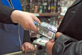 «Алкогольний» рейд у Луцьку: кому правила не писані ФОТО