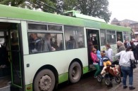 Луцьком курсують тролейбуси з відкритими електродротами в салоні ФОТО