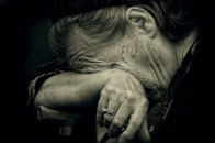 На Волині чоловік каменюкою розбив голову сусідці