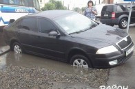 У Луцьку на дорозі провалилося авто ФОТО ОНОВЛЕНО