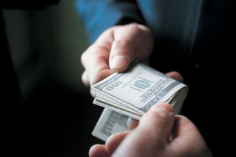 Українцям дозволять ловити хабарників самотужки
