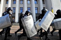 Під АП сталася сутичка між міліціонерами і протестувальниками: активісти пішли на прорив до Порошенка
