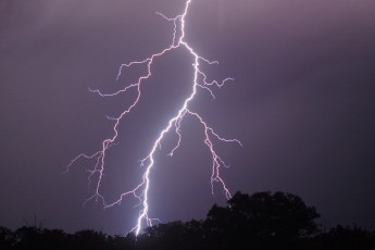 На Волині блискавка ледь не спопелила будівлю