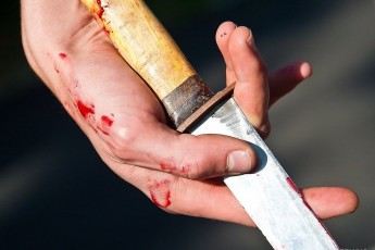 Лучанин захищаючись від банди хуліганів підрізав нападника