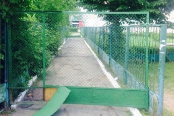 У Луцьку люди «воюють» з директором школи через паркан