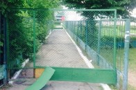 У Луцьку люди «воюють» з директором школи через паркан