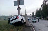 У Маріуполі стовп розкроїв авто із молодим хлопцем ФОТО