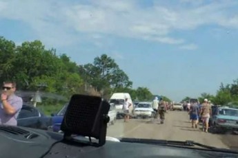 На блокпосту з «ЛНР» в Україну стоїть гігантська черга автівок ВІДЕО