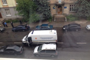 Вибух у Львові: в автомобілі міліціонера спрацювала граната ФОТО