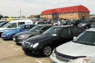 Експерт розповів чому за кордоном авто дешевші, ніж в Україні
