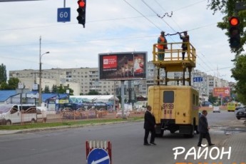 У Луцьку з матюками та лайкою посеред дороги ремонтують електромережі ФОТО