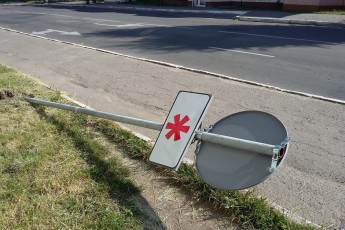 На Волині захмелілий водій зніс дорожній знак, - ЗМІ ФОТО