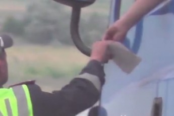 Як ДАІшники «заробляють» на життя, або понад 20 хабарів за дві години ВІДЕО