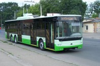 У Луцьку в тролейбуса на ходу відпала деталь і побила іномарку